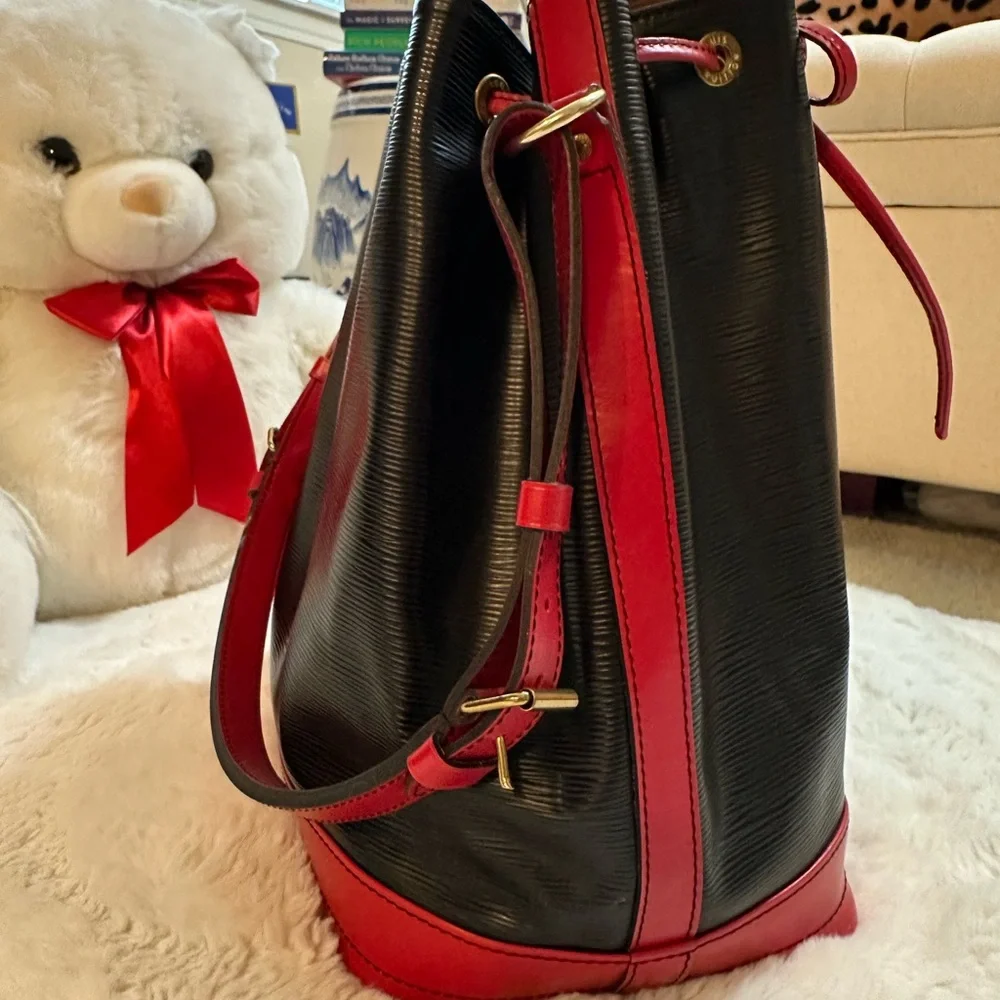 Louis Vuitton this black
